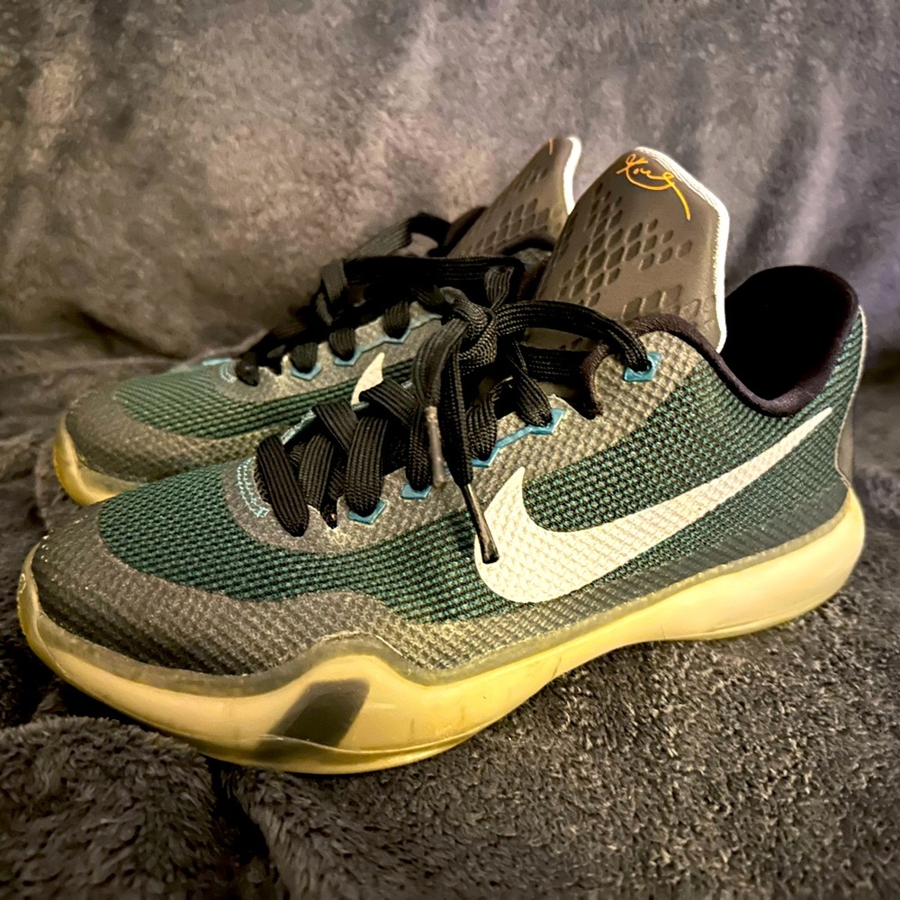 Kobe Bryant Nike Boys size 5Y